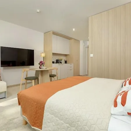 Beachfront Apartment, Summer Pool Air Conditioning, Cleaning Included Apartment